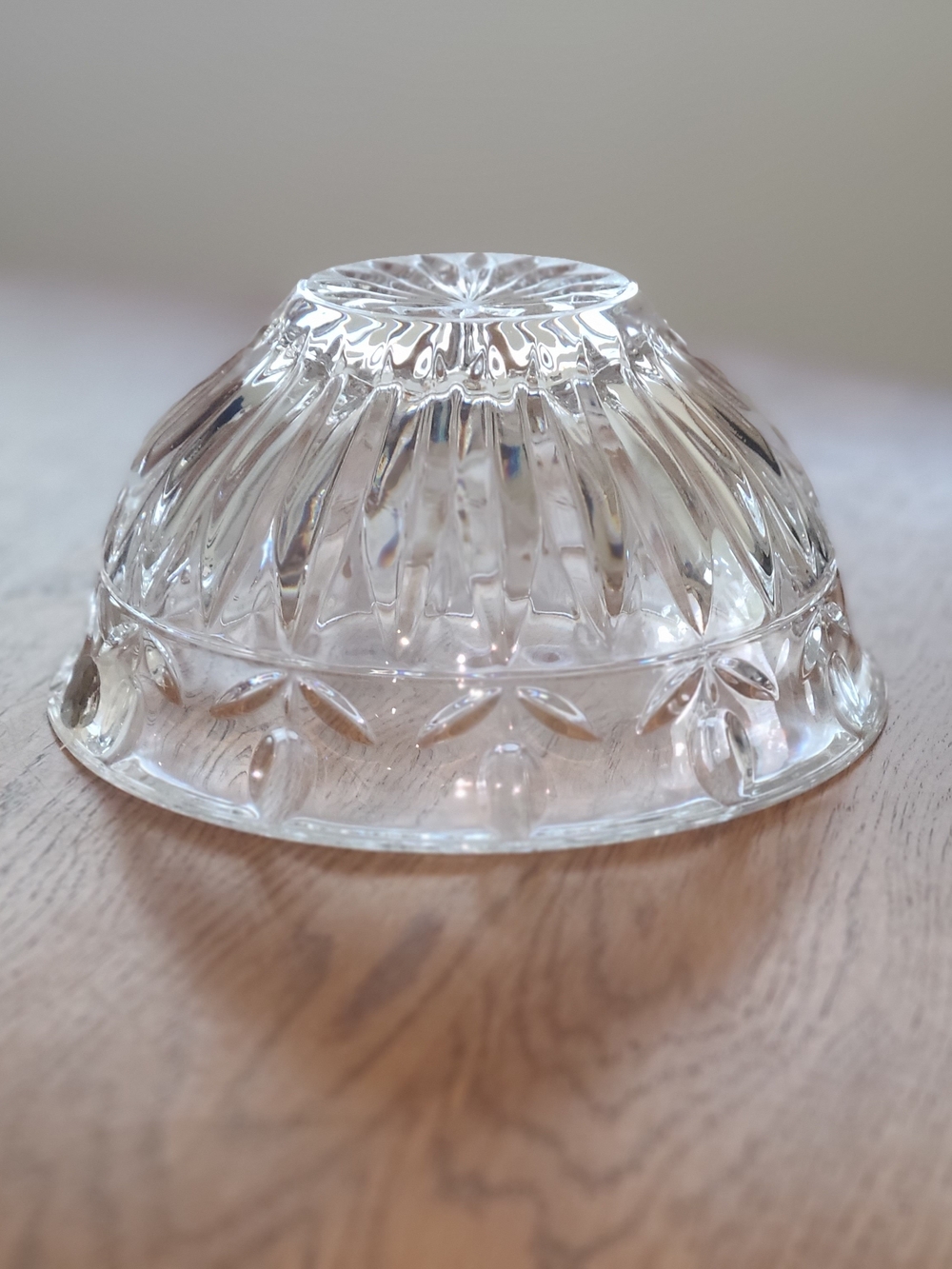 Vintage - Block Crystal Tulip Garden patterned clear glass salad bowl. - Picture 8 of 10